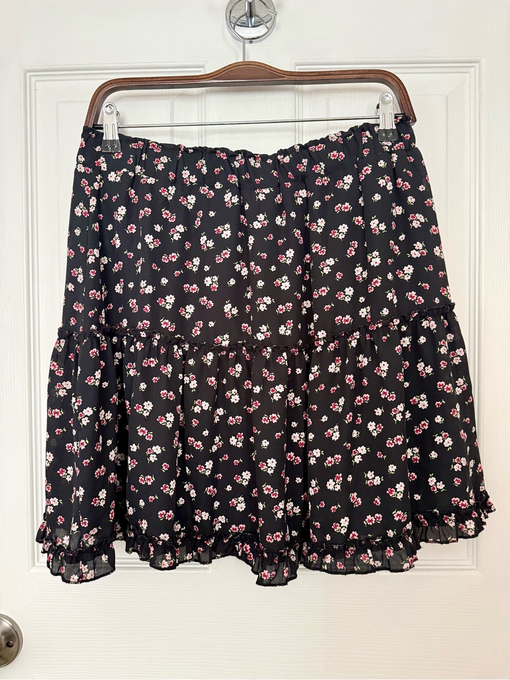Francesca’s mi ami Black Ditsy Floral Tiered Ruffle Skater Mini Skirt Size L